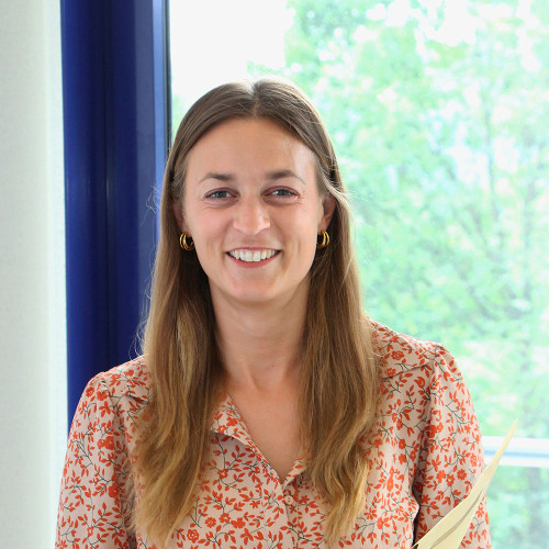 Porträtfoto von Sandra Buxel, Sachgebietsleiterin im Amt für Soziale Angelegenheiten. Sie lächelt freundlich in die Kamera.